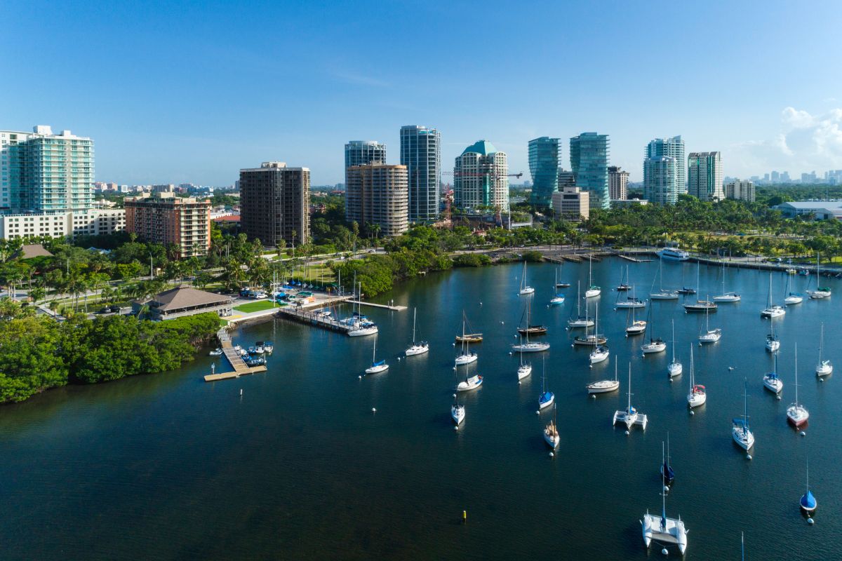 Área verde em frente a uma baía em Coconut Grove