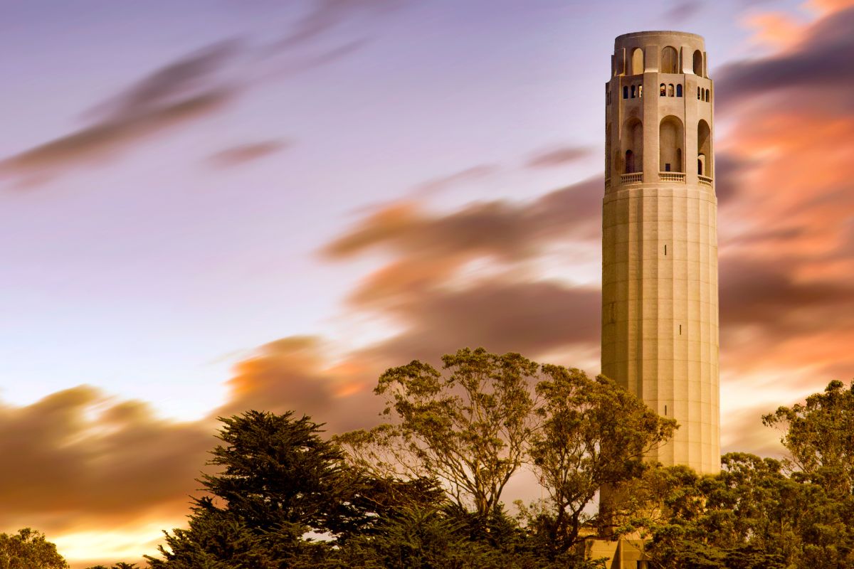 Coit Tower, de San Francisco, no pôr do sol