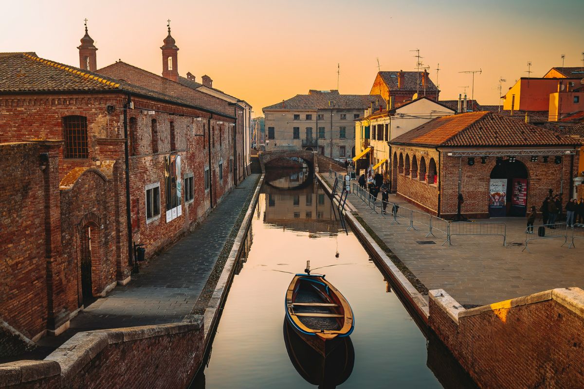 Canal de Comacchio com barquinho e edifícios antigos ao redor