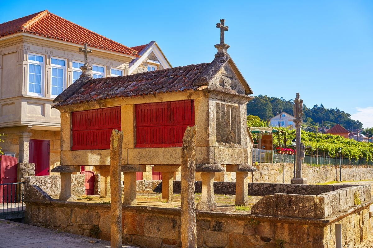 Antigo celeiro de pedra na vila de Combarro