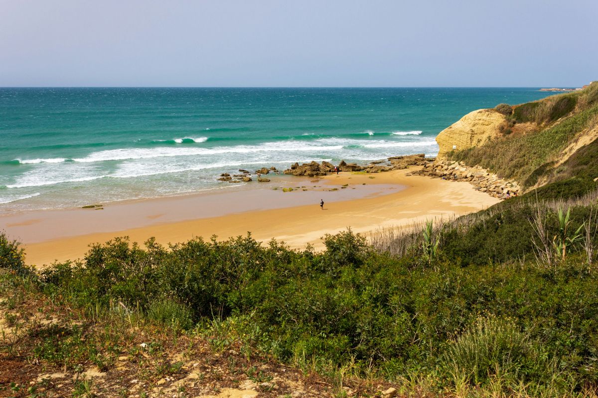 Pequena praia de Conil de la Frontera, Espanha