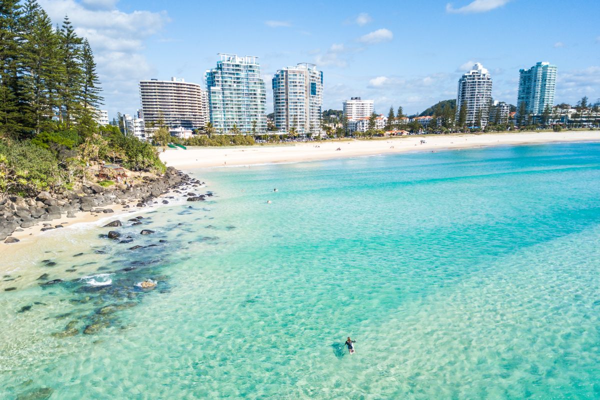 Panorama da praia de Coolangatta em Gold Coast