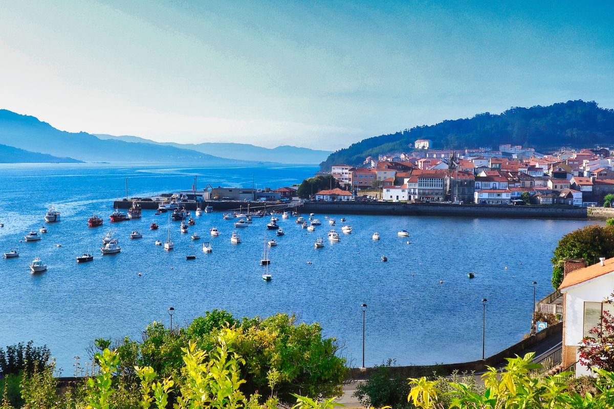 Panorama da vila costeira de Corcubión