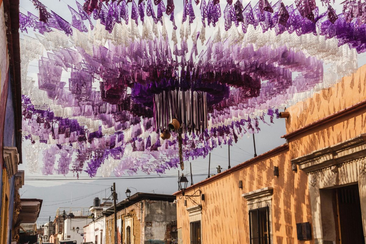 Decoração colorida nas ruas do centro de Oaxaca