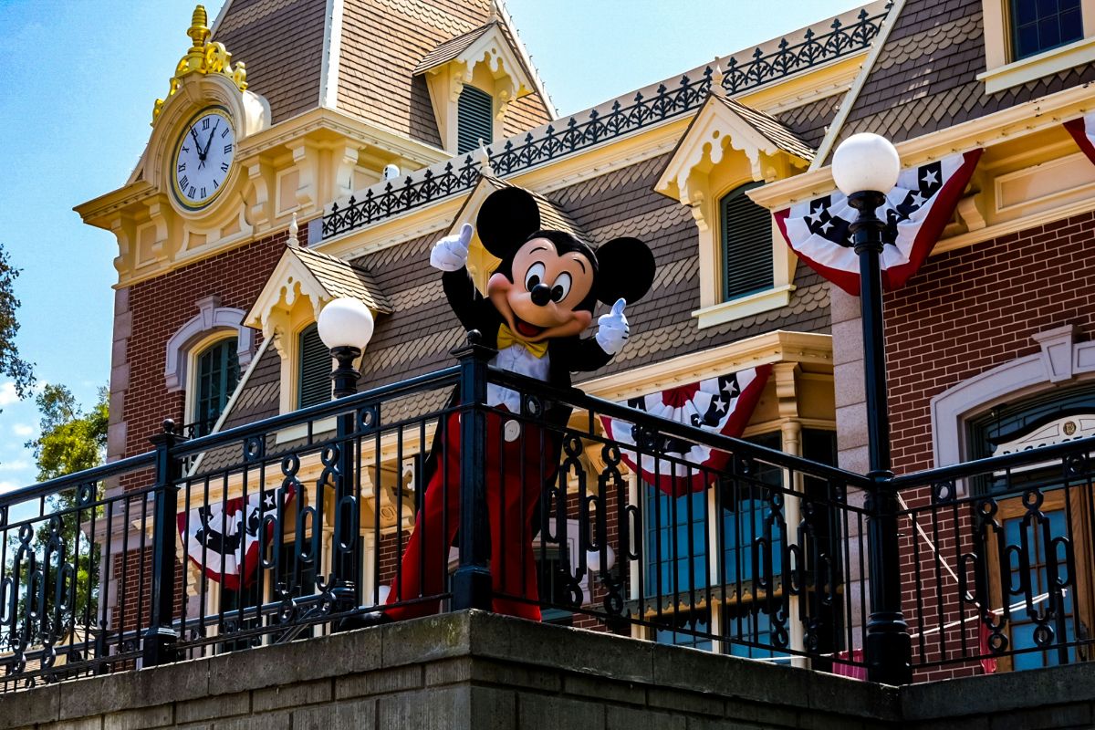 Mickey na varanda de prédio da Disneyland Califórnia