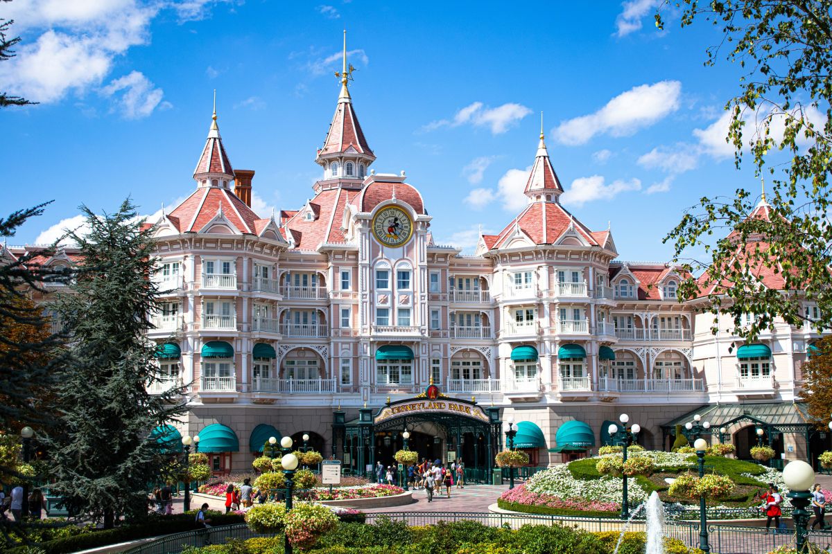 Fachada do Disneyland Hotel, maior do complexo Disney da França