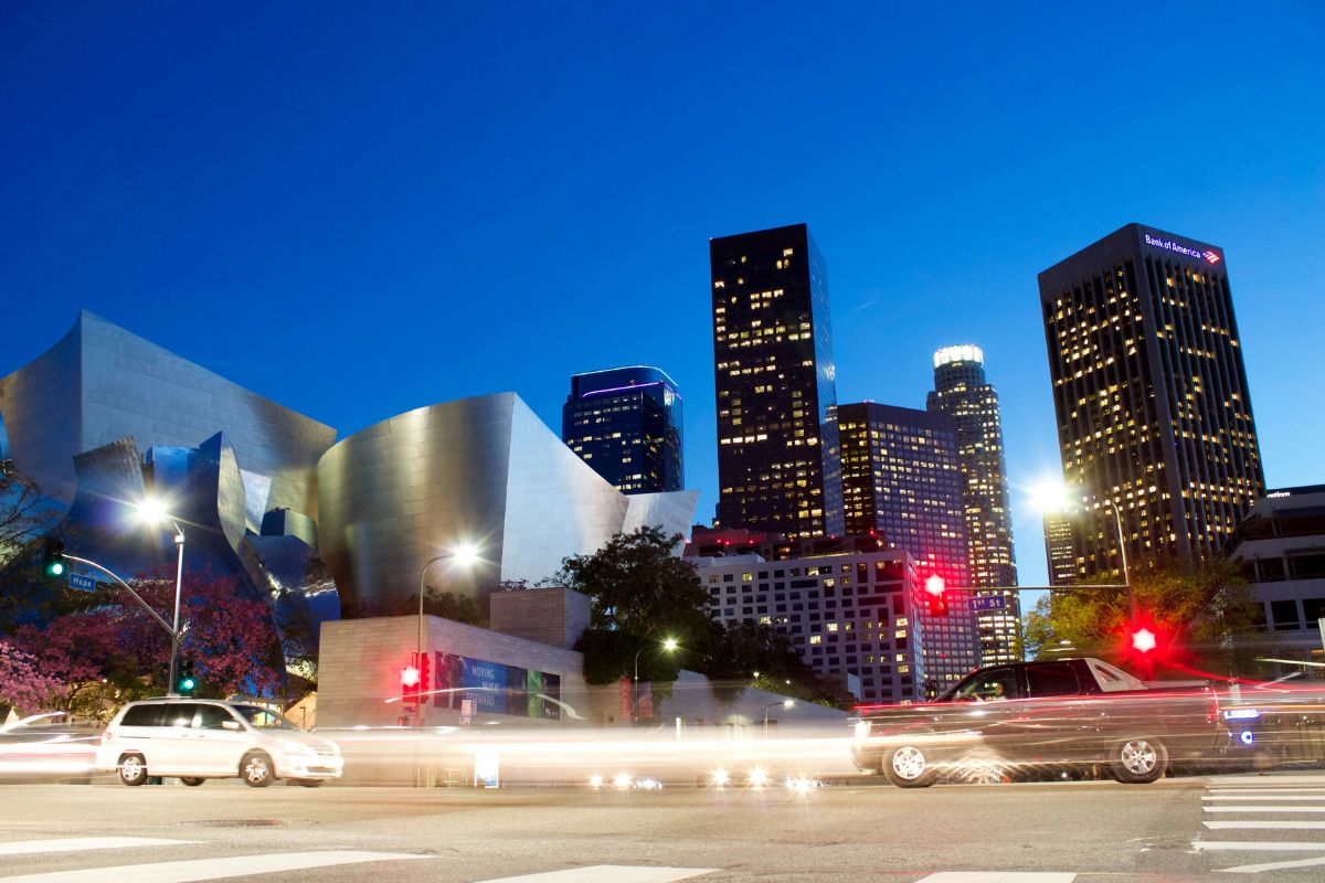 Modernos edifícios de Downtown Los Angeles ao anoitecer