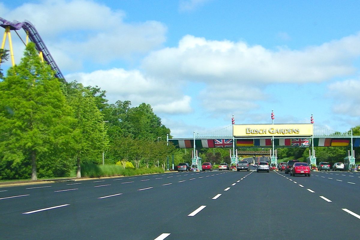 Entrada do parque Busch Gardens, em Tampa, Flórida