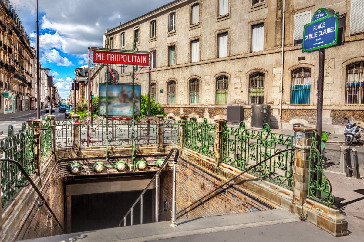 Escadas que dão acesso a uma estação de metrô de Paris