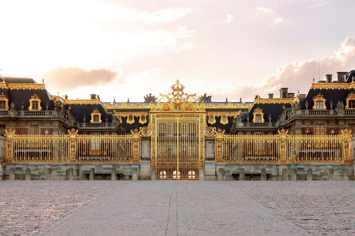 Portão dourado do Palácio de Versalhes fechado