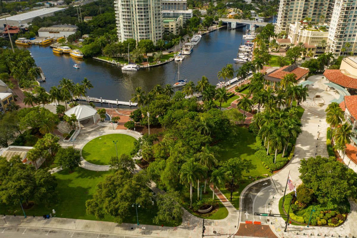 Panorâma do Esplanade Park com área verde ao lado de canal