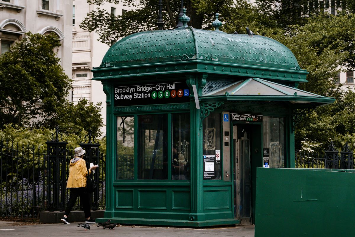 Entrada de estação de metrô de Nova York via elevador