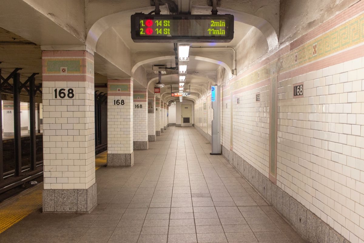 Painel de estação com minutos restantes para próximos trens