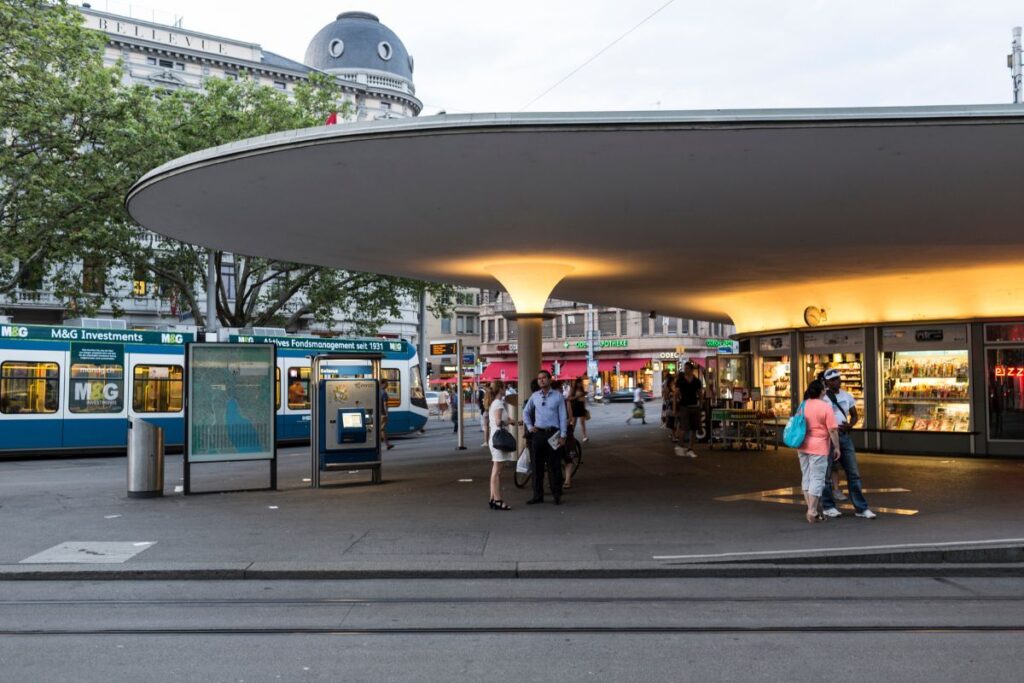 Estação Bellevue de transporte público em Zurique