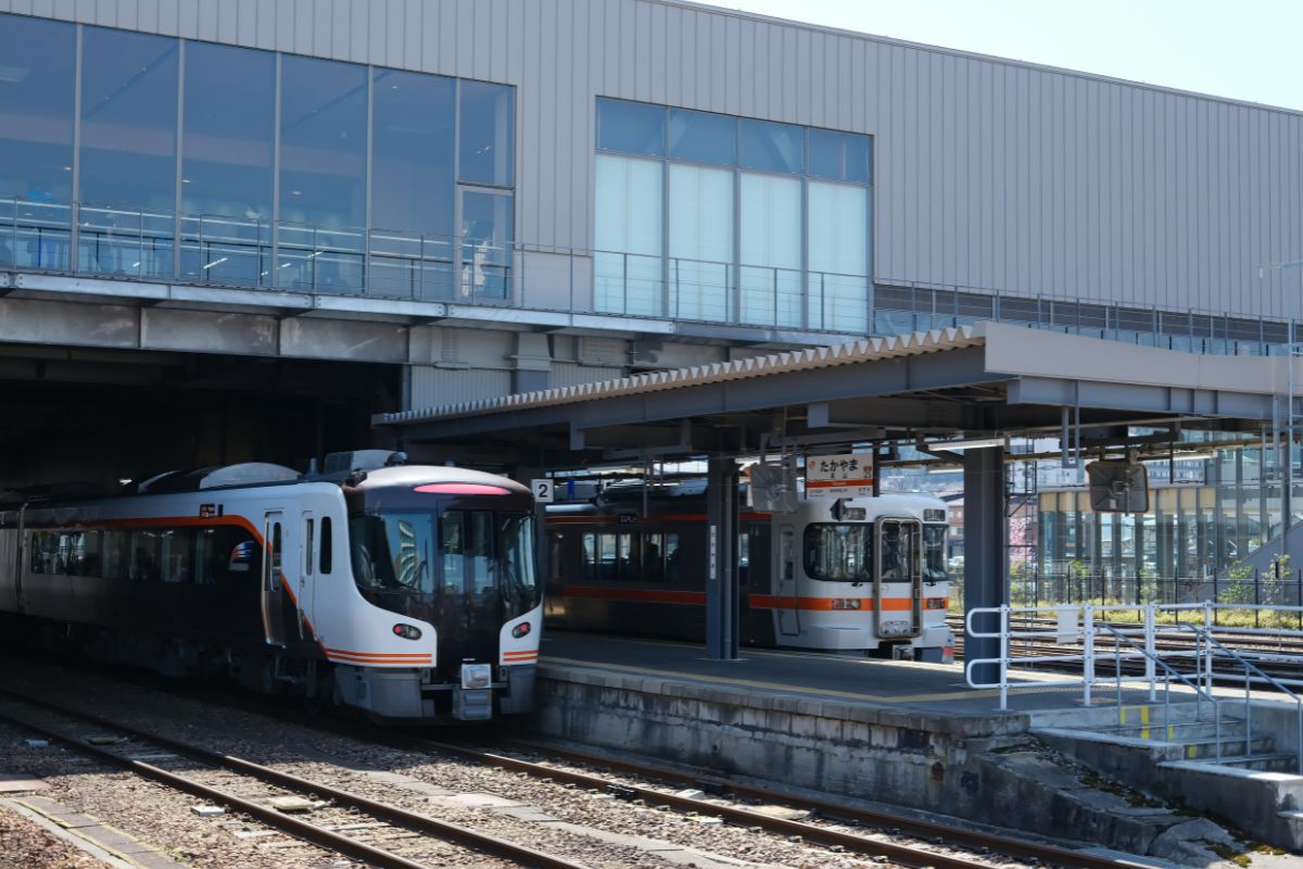 Trens parados na estação de Takayama