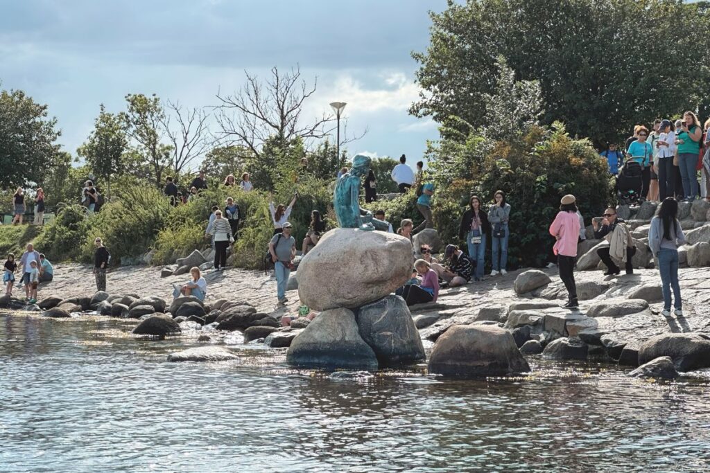 Estátua de bronze da Pequena Sereira