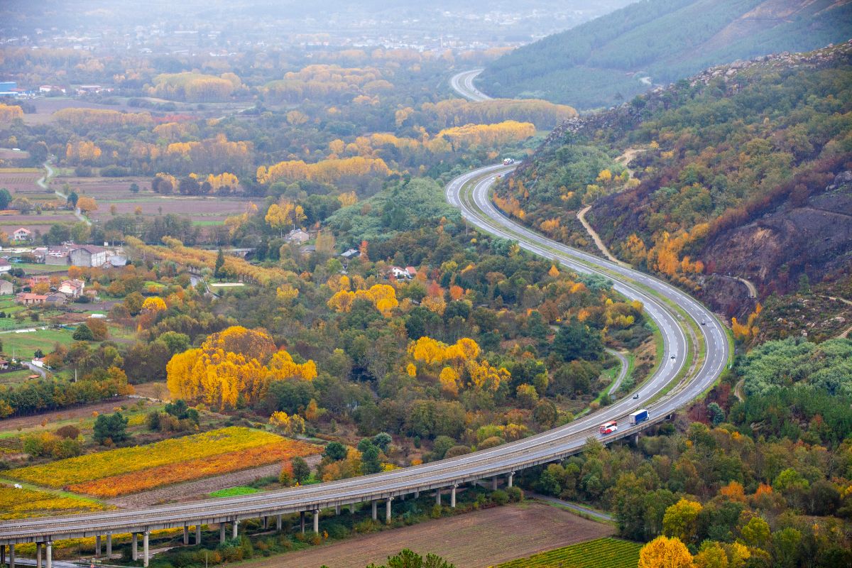 Pistas da estrada que cruza a Galícia, Espanha