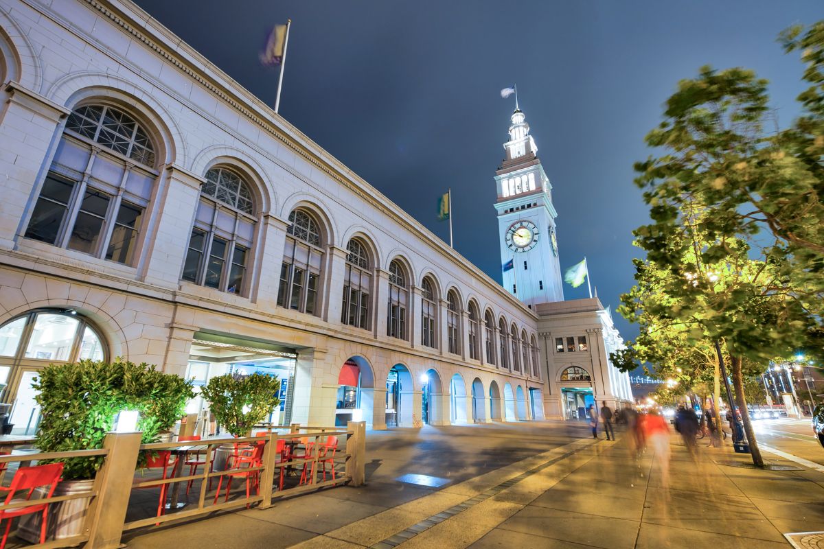 Fachado do Ferry Building, em San Francisco, à noite