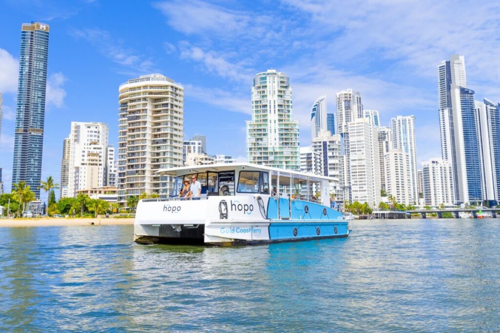 Ferry navegando no mar de Gold Coast, na Austrália