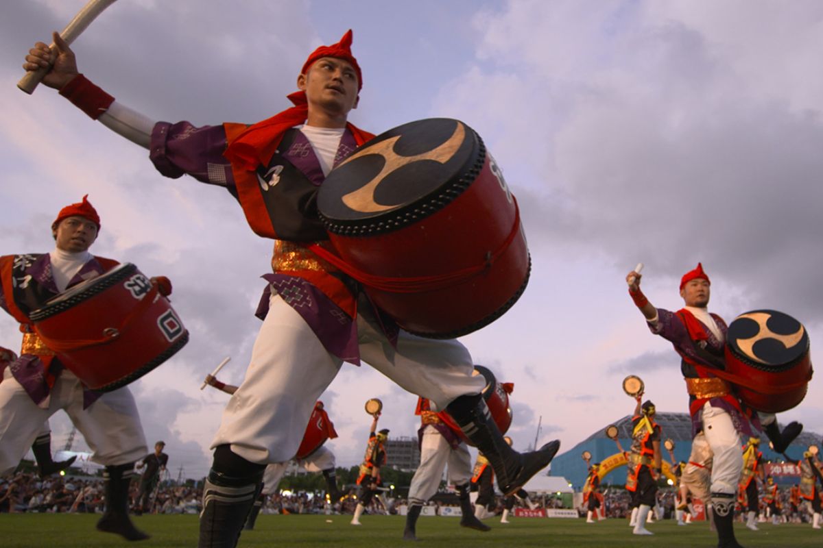 Homens tocando tambor em festival de Okinawa