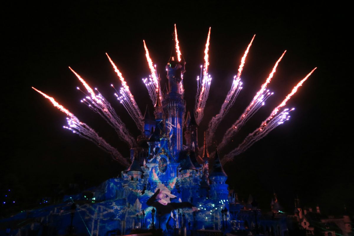 Fogos de artifício no Castelo da Bela Adormecida da Disney Paris