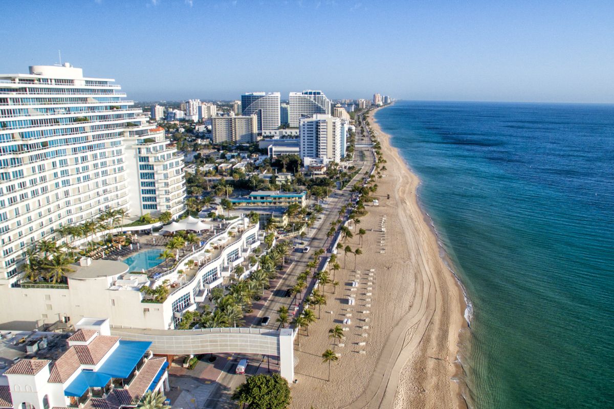 Panorâma de Fort Lauderdale Beach com hotéis à beira-mar