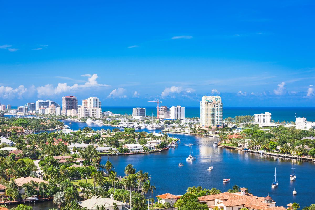 Panorâma de Fort Lauderdale com canais e mar ao fundo