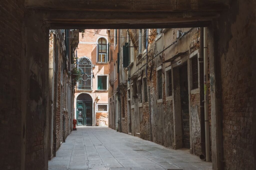 Passagem em meio aos edifícios antigos do Ghetto Judeu de Veneza