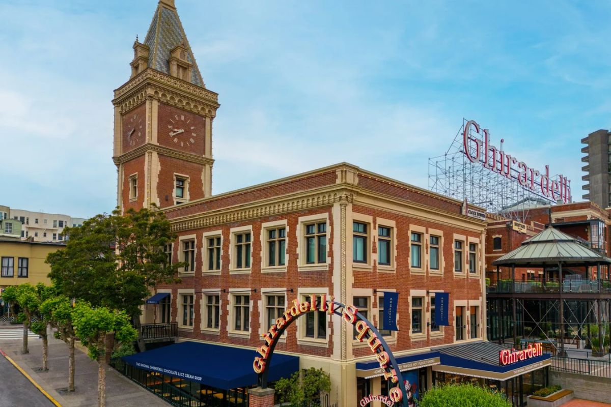 Praça Ghirardelli Square com loja de chocolate, em San Francisco