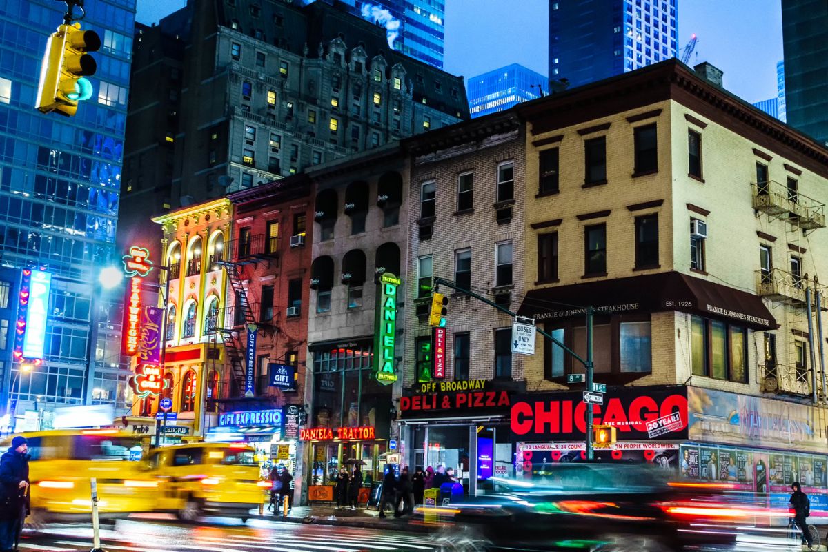 Rua movimentada em Hell's Kitchen, Nova York