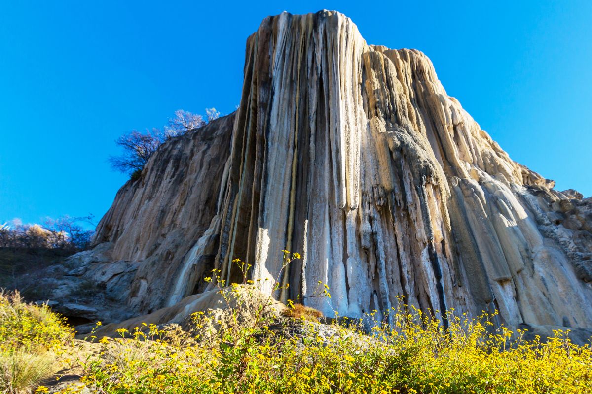 Rocha que parece uma cachoeira congelada do Hierve el Água