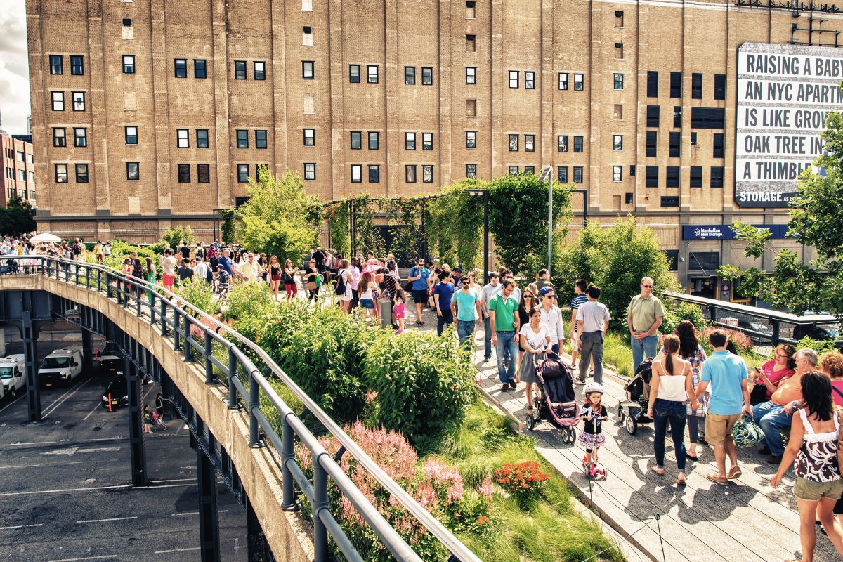 Pessoas caminhando no High Line Park