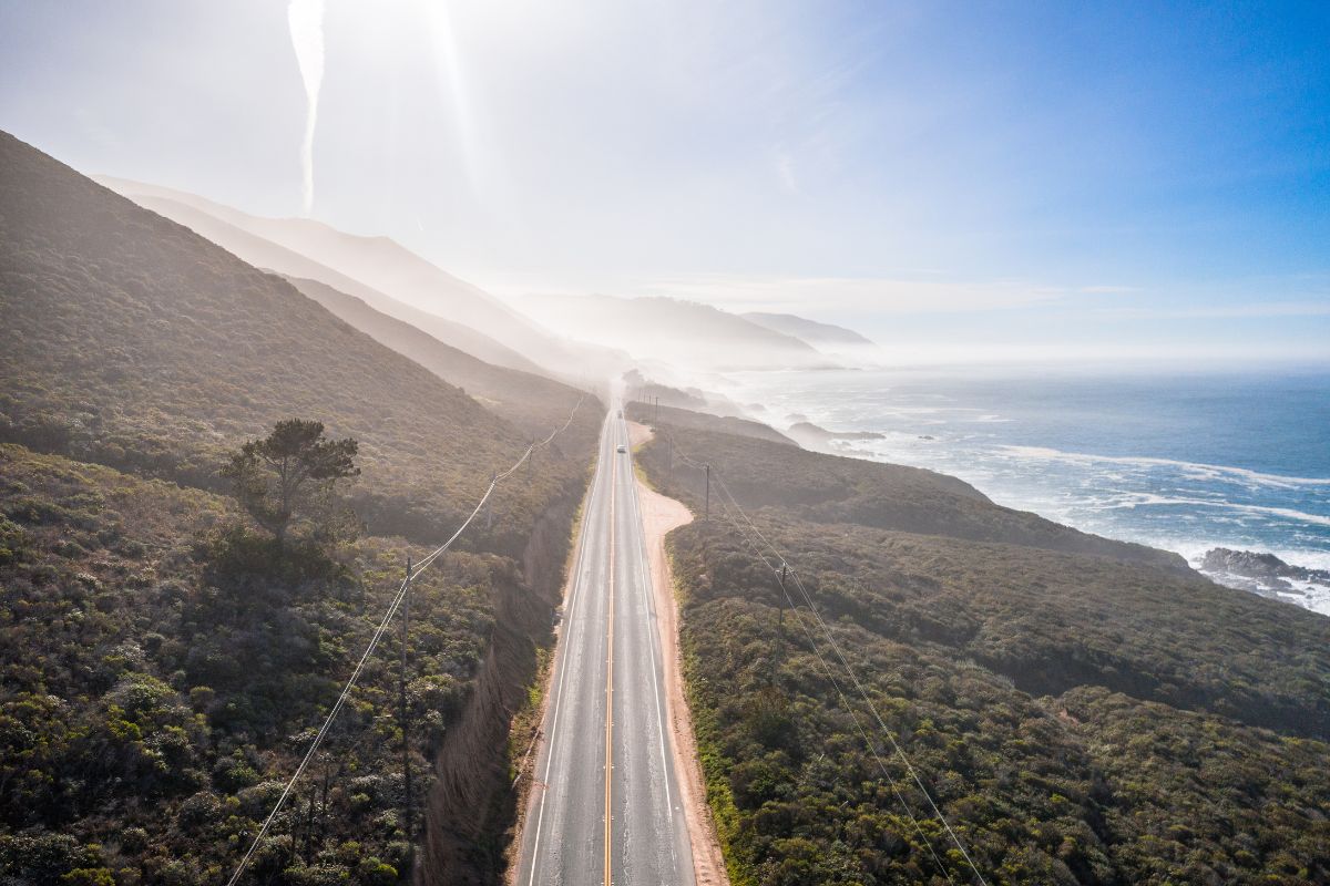 Foto aérea da estrada Highway 1, na Califórnia