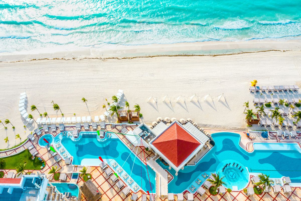 Imagem aérea da praia de Cancún com hotel pé na areia