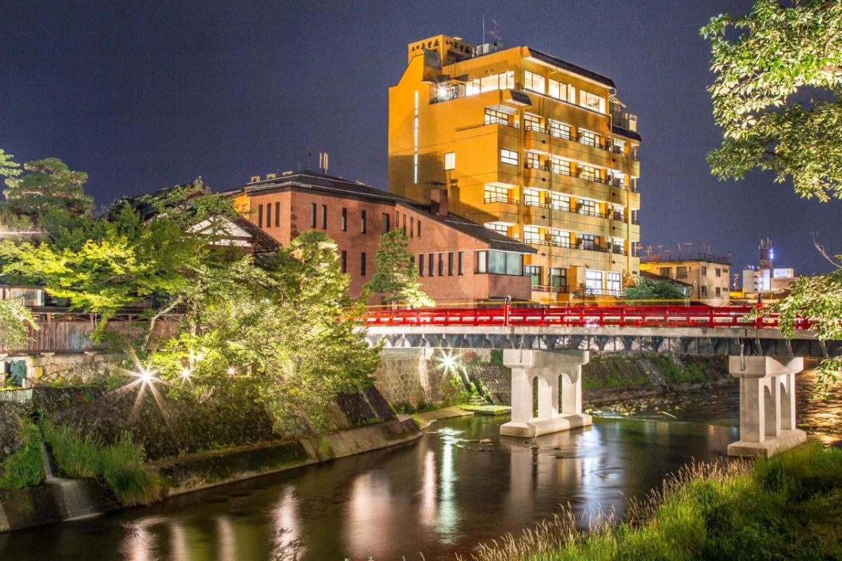 Hotel na beira do rio de Takayama, no Japão