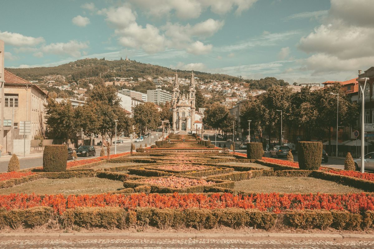 Jardim com Igreja Nossa Senhora da Consolação ao fundo, em Guimarães