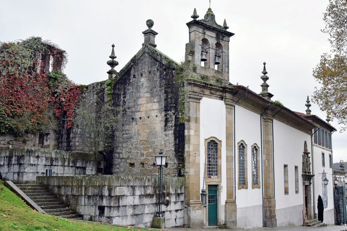 Igreja Nossa Senhora do Carmo, em Guimarães, vista de lado