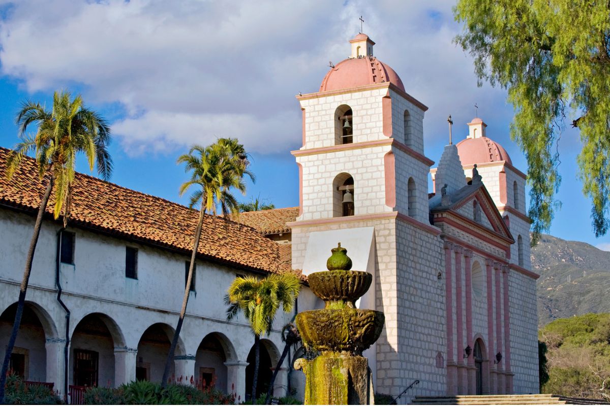 Fachada da igreja Old Mission de Santa Bárbara