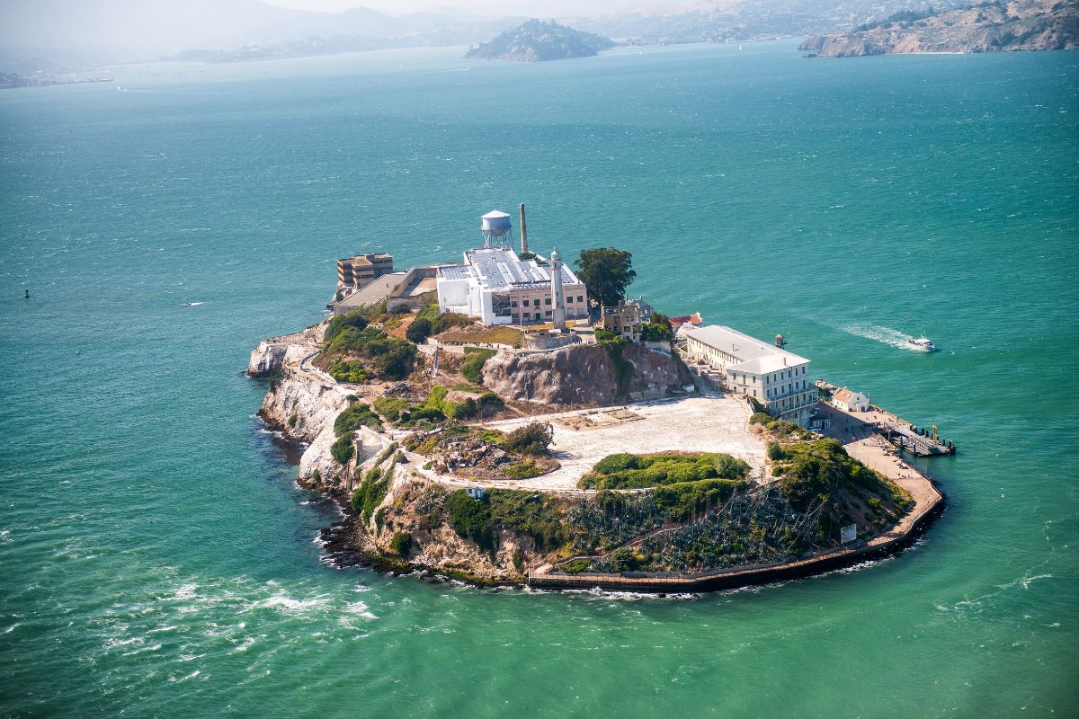 Panorama da Ilha de Alcatraz com antigo presídio