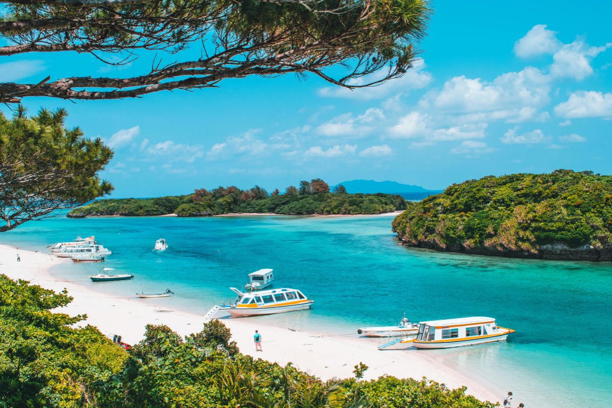 Ilhas de Okinawa com pequenos barcos