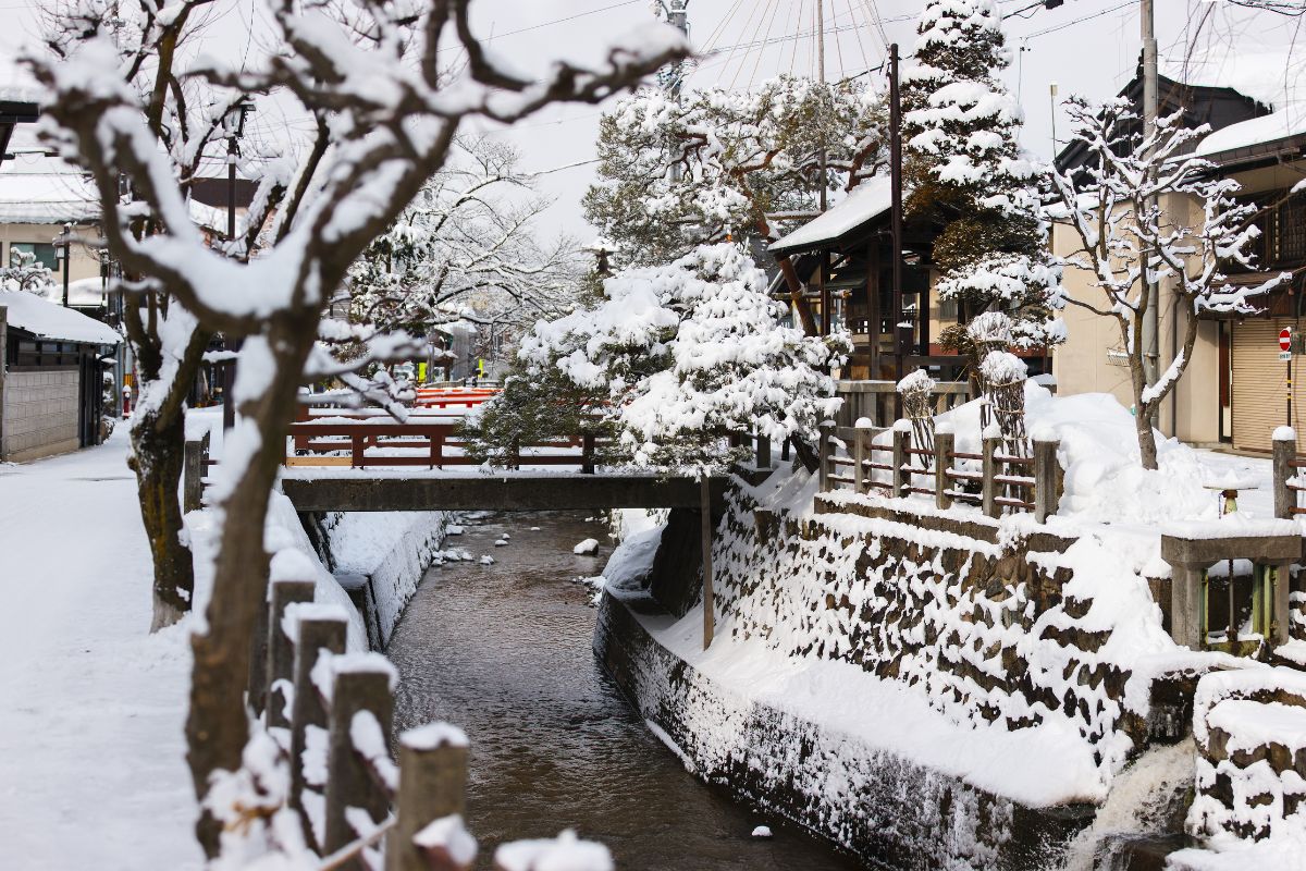 Centro de Takayama no inverno, coberto de neve