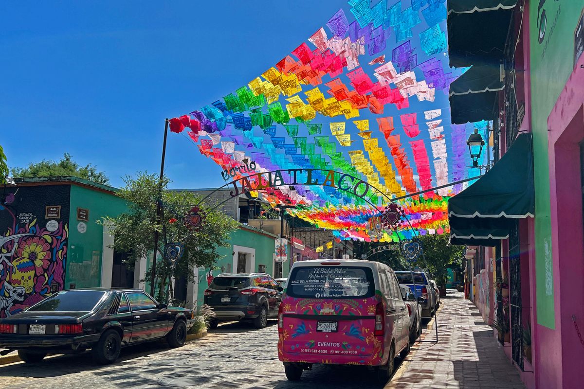 Decoração colorida no bairro de Jalatlaco, em Oaxaca