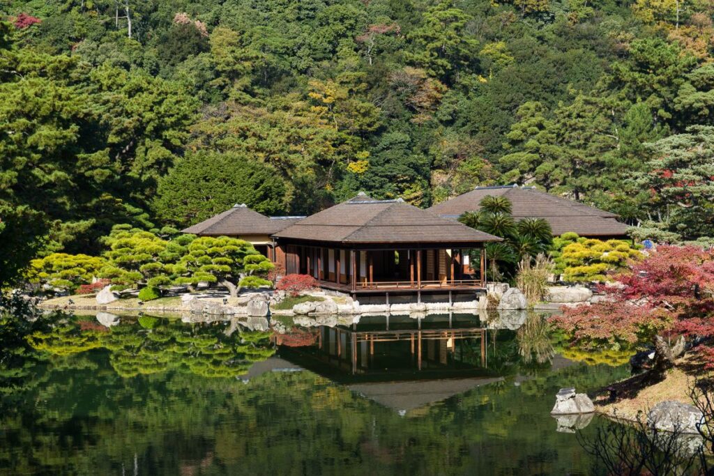 Templo sobre a água no Jardim Kokoen, em Himeji