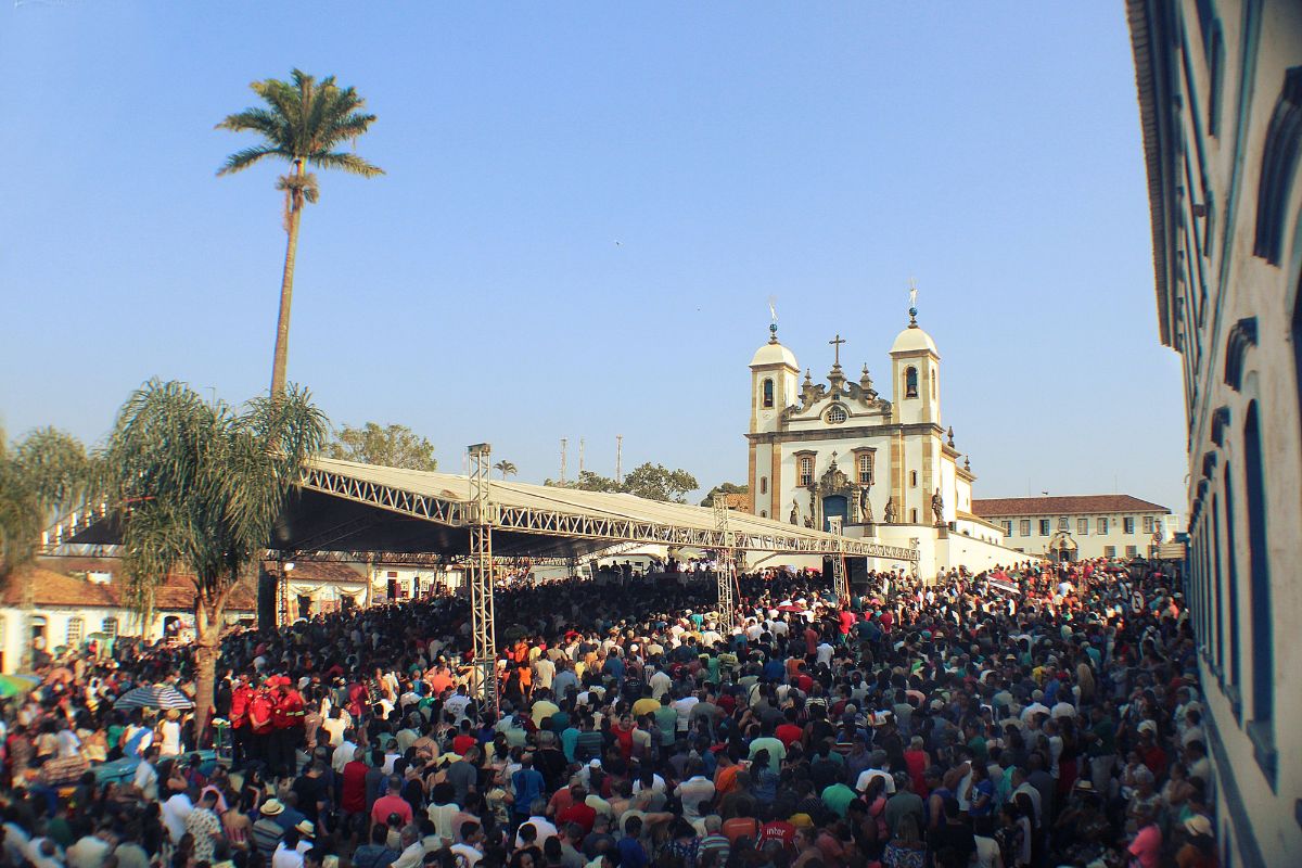 Multidão em frente à igreja de Congonhas, MG, durante o Jubileu