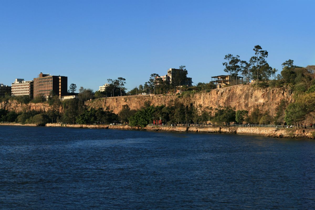 Grande paredão rochoso do Kangaroo Point Cliffs