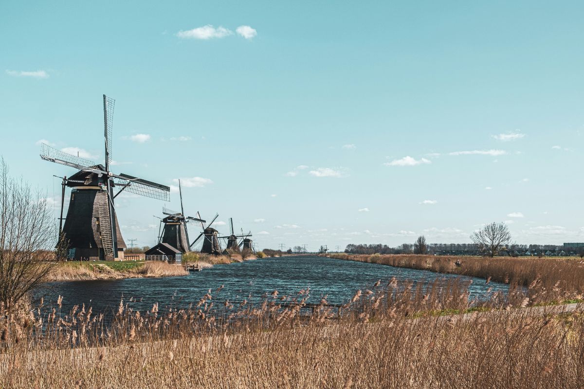 Antigos moinhos de vento enfileirados em Kinderdijk