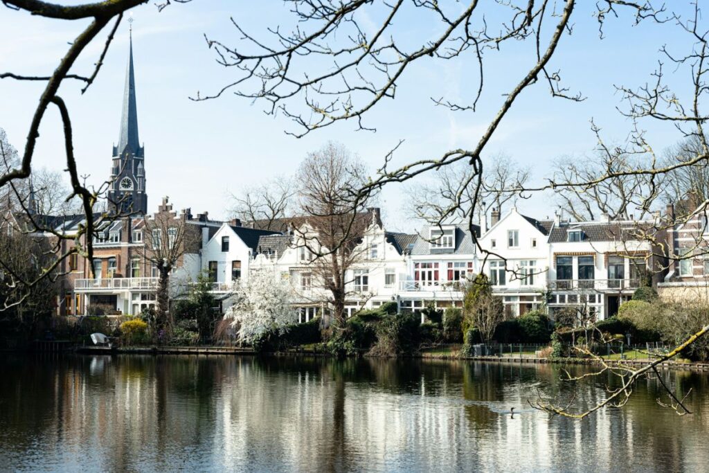 Lago e edificações típicas no bairro de Kralingen, em Amsterdam