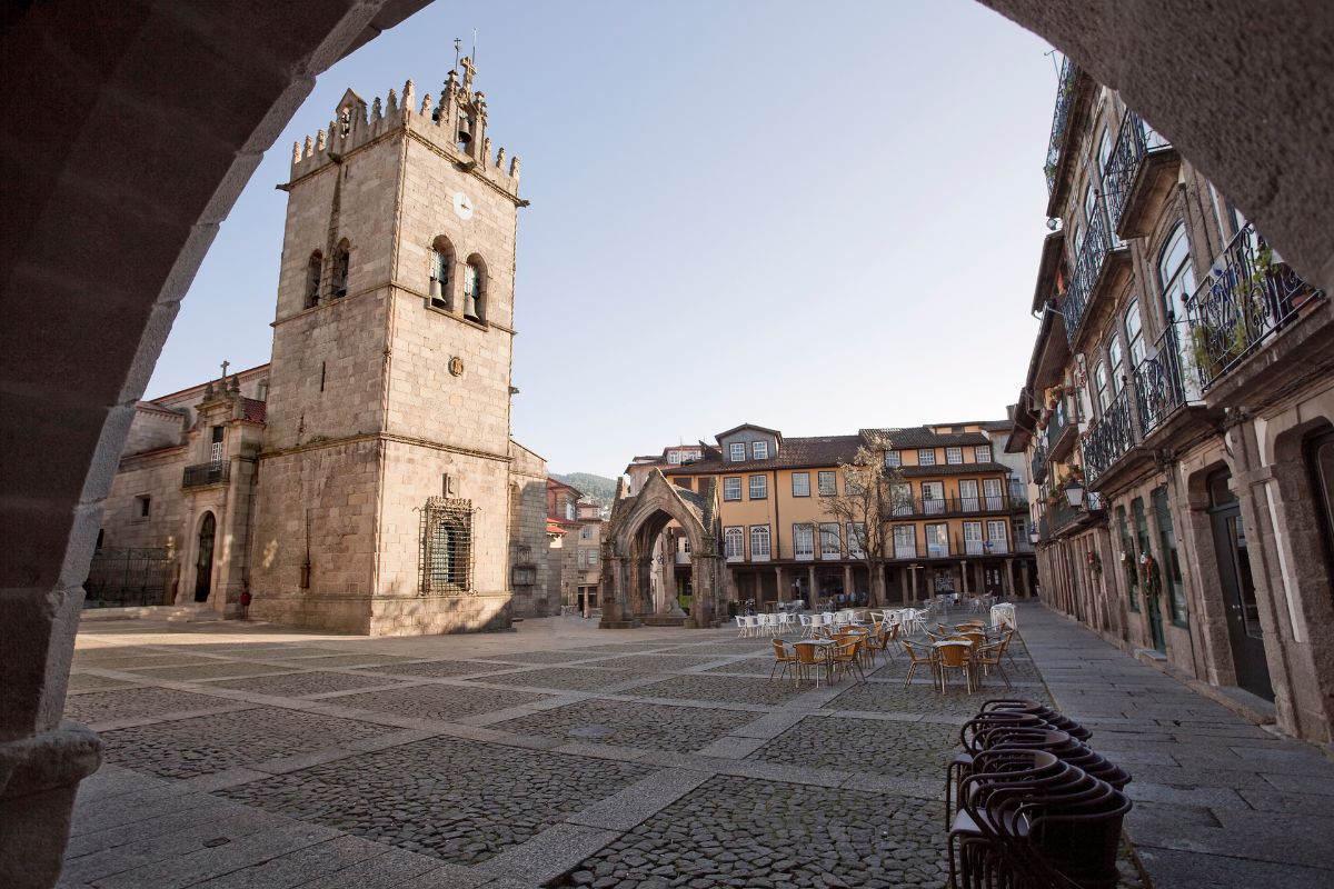 Largo das Oliveiras, Guimarães, com edifícios históricos