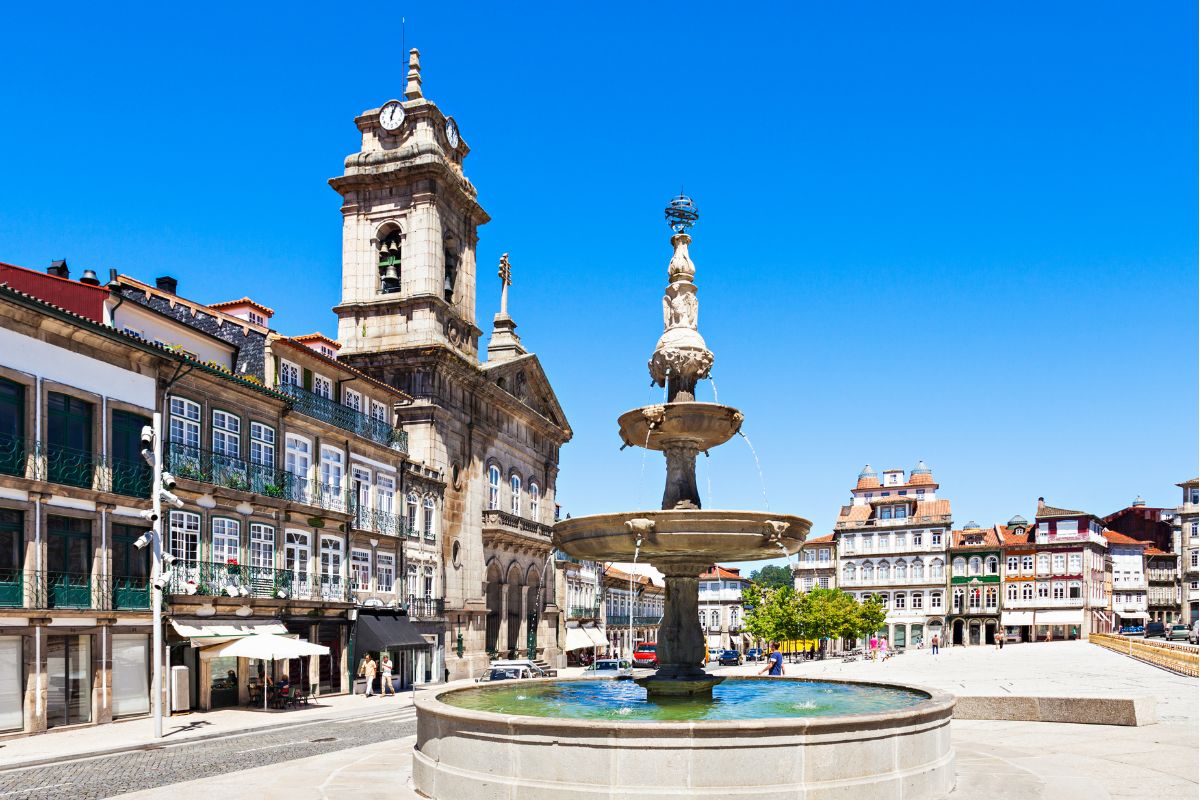 Ampla praça do Largo do Toural, Guimarães, com fonte ao meio