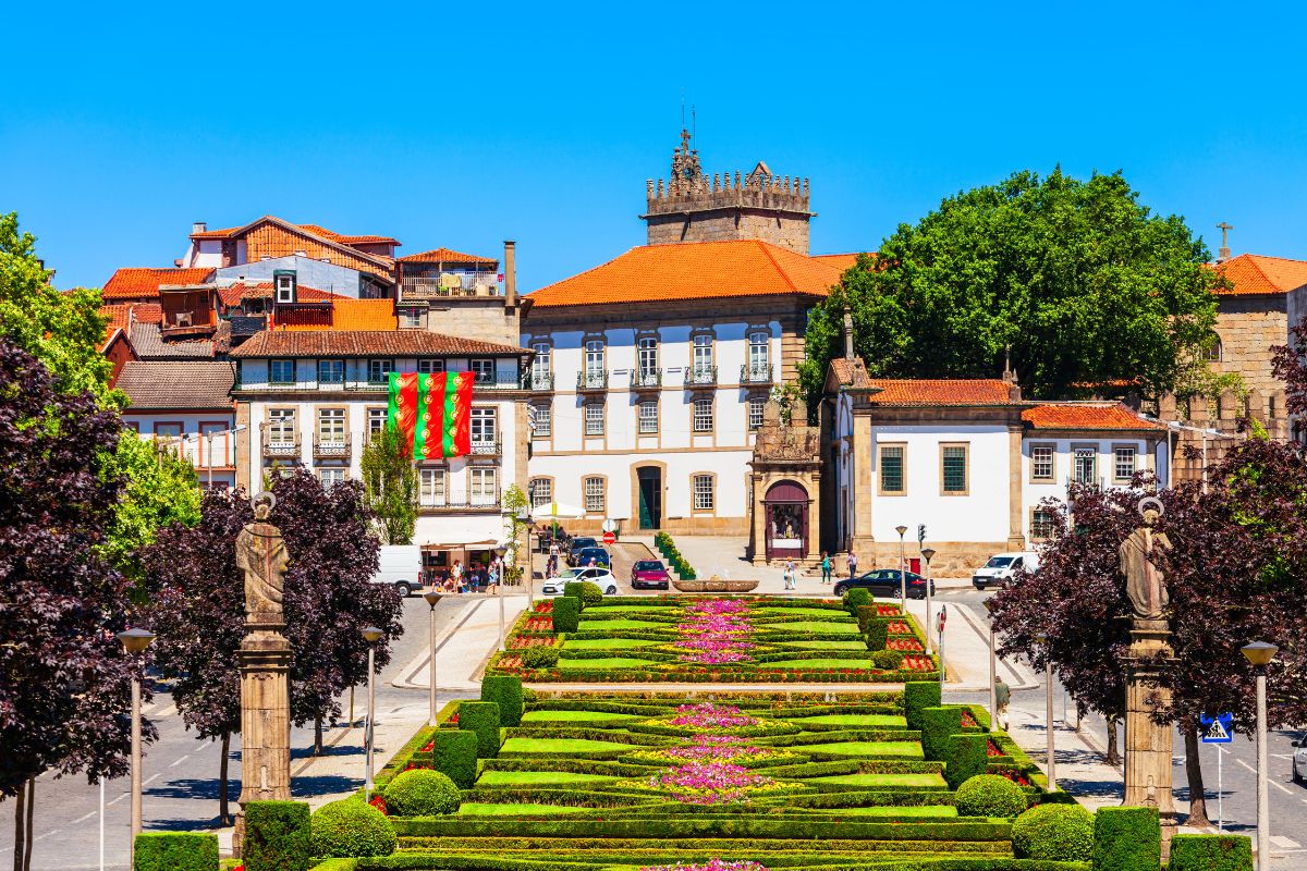 Grande jardim florido no centro de Guimarães